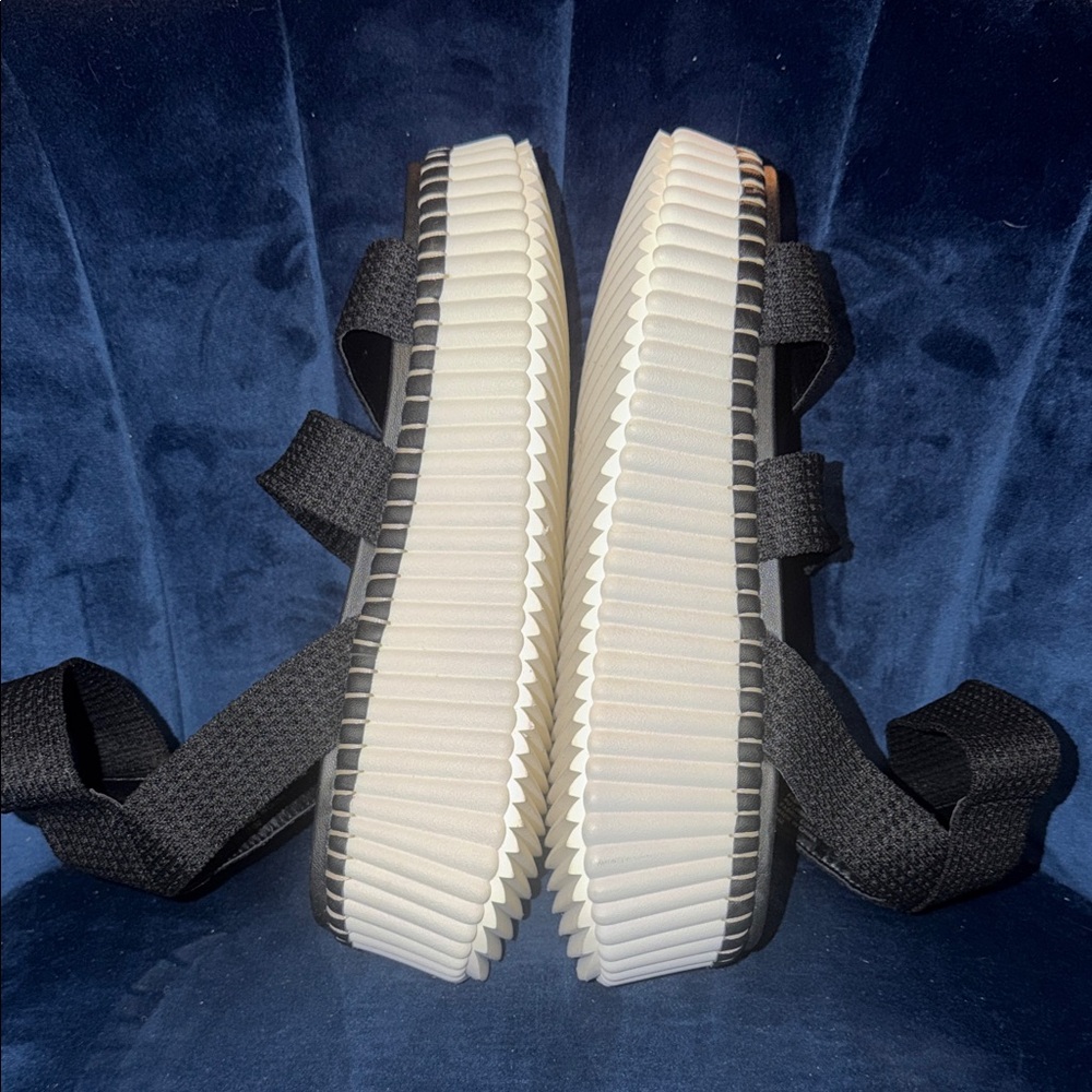 Steve Madden Black and White Strappy Platform Sandals Size 9 - Picture 4 of 6